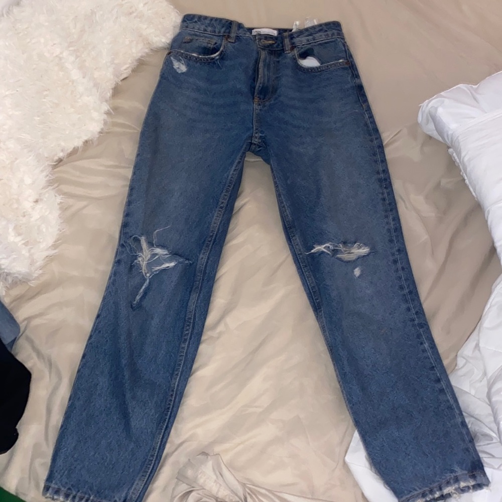 ZARA RIPPED BLUE JEANS. SIZE 4. STRAIGHT LEG.